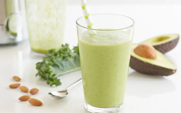 Batido de leche de almendras y aguacate para empezar el día
