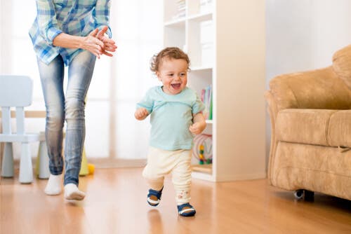Un niño feliz corriendo por su casa.