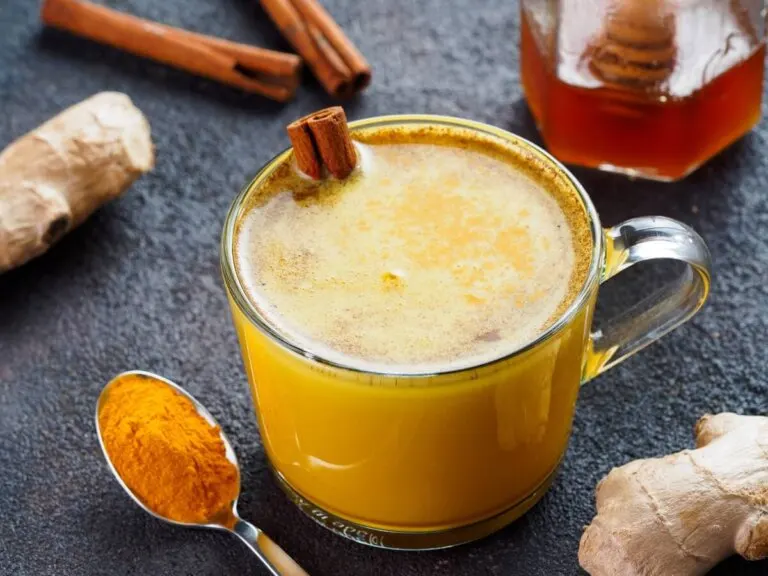 Bebida curativa con jengibre, canela, cúrcuma, aceite de coco y miel