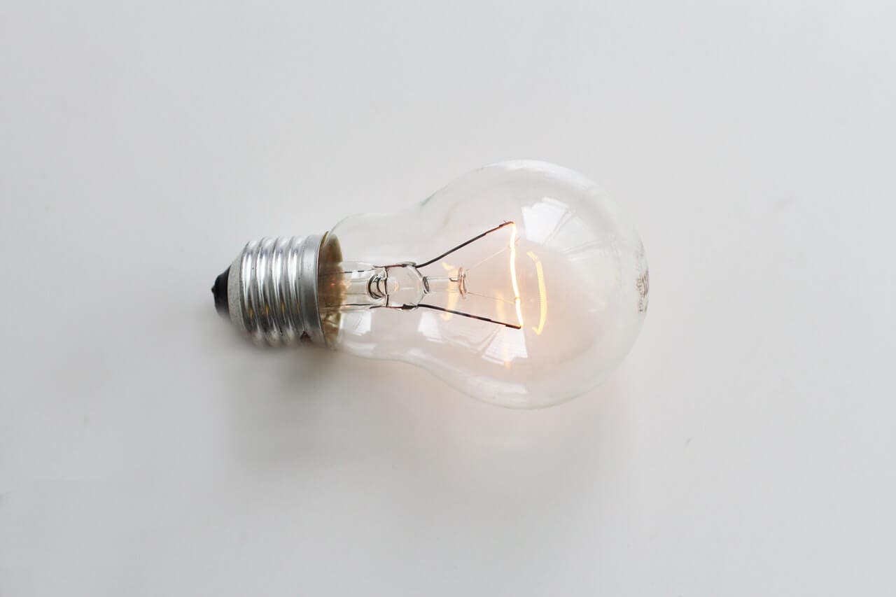 Bombilla de luz amarilla.
