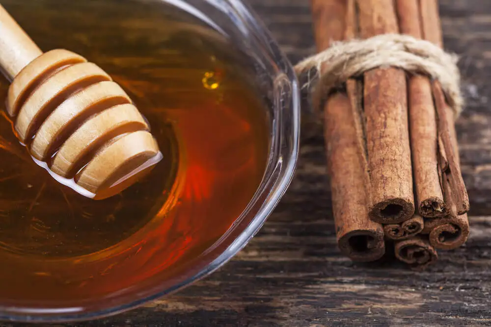 Canela en varitas y miel de abejas artesanal.
