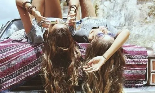 chicas-tumbadas-en-el-coche