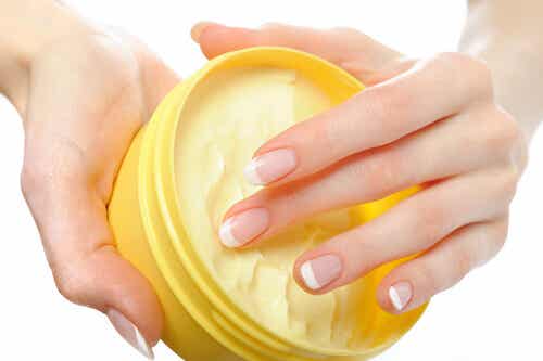 Fabrica una crema casera para cuidar tus cutículas y las yemas de los dedos
