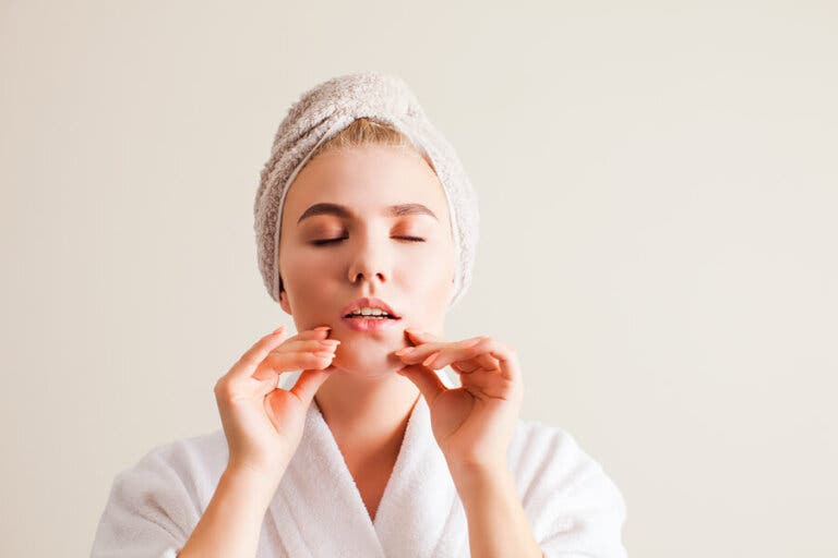 7 ejercicios faciales para evitar la flacidez y las arrugas prematuras