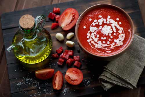 tomate, apio y ajo para reducir la tensión alta