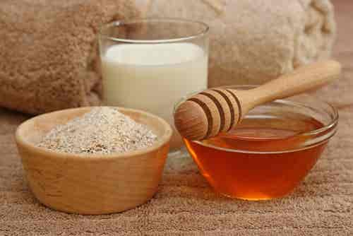 Смес от мед, брашно и мляко е чудесна за премахване на мъртвите кожни клетки.