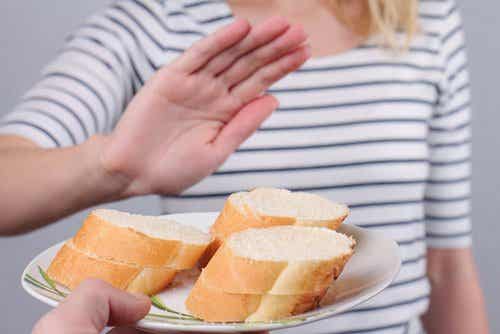 Kvinde afviser brød, da hun ikke spiser raffineret mel