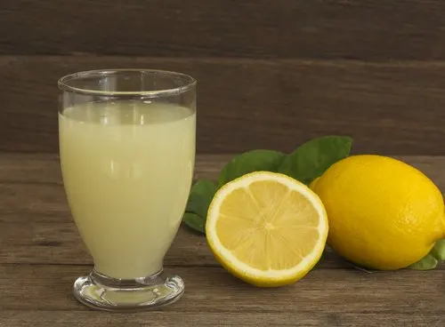 El limón es uno de los alimentos para desintoxicar el hígado