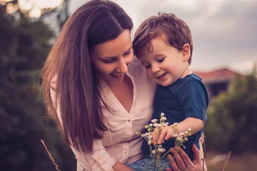 La madre despierta el cerebro de su hijo.