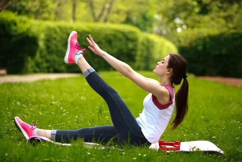 Las elevaciones de piernas fortalecen la zona lumbar