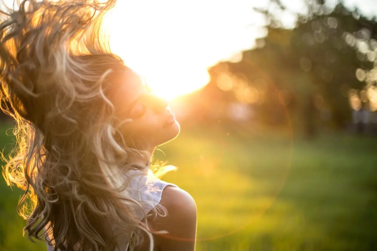 Mujer con cabello en movimiento.