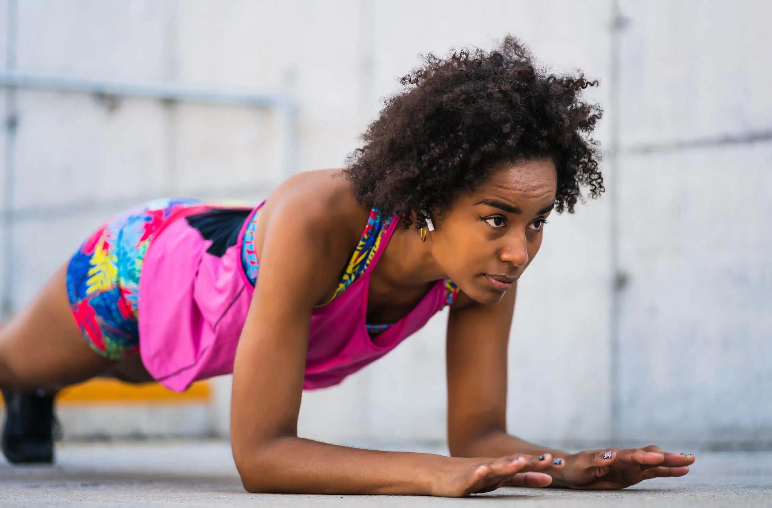 Mujer hace flexiones de brazos.