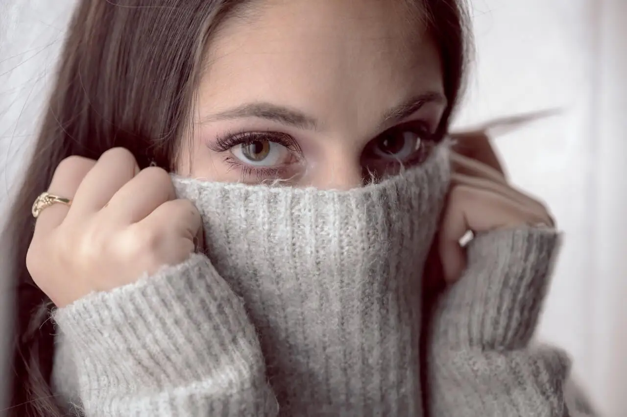 Mulher com a vergonha como emoção secundária