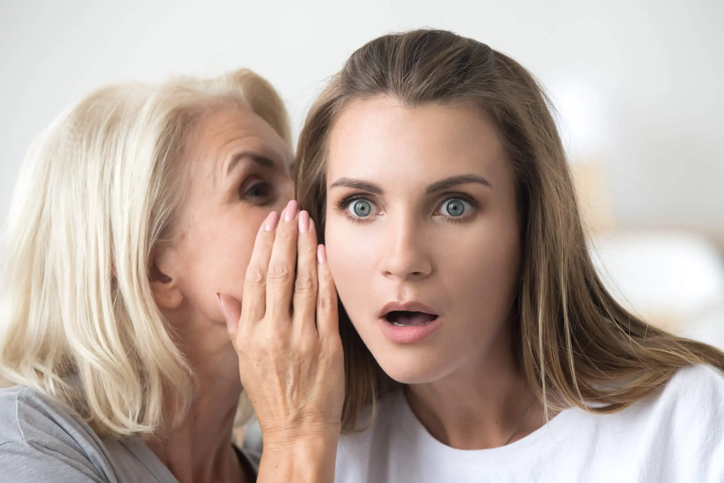 Chisme entre dos mujeres.