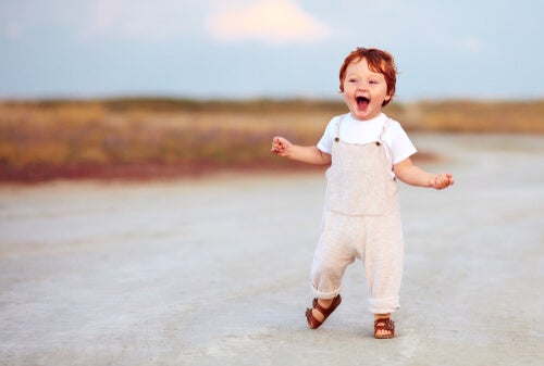 Un niño feliz es ruidoso, inquieto, alegre y revoltoso
