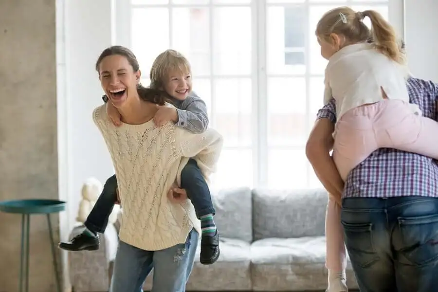 Niños y padres jugando
