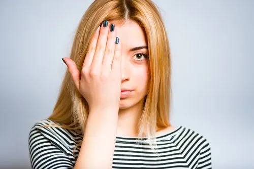 Yeux cernés.