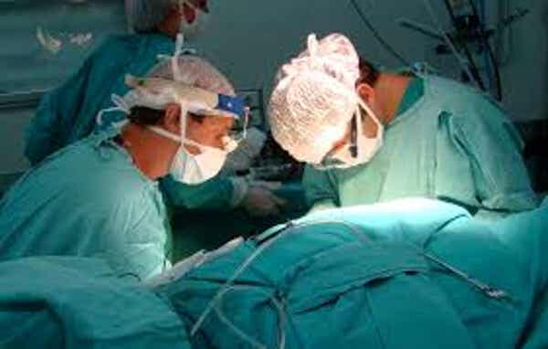 Un hospital de Córdoba hace el primer trasplante hepático de adulto vivo a bebé por laparoscopia