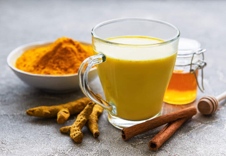 Un remedio natural infalible: cúrcuma con miel de abejas