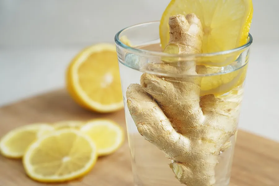 Vaso de agua con jengibre y limón.