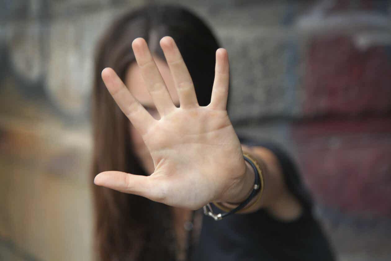 eliyle hayır işareti yapan kadın