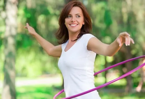 Mujer haciendo ejercicio con un aro