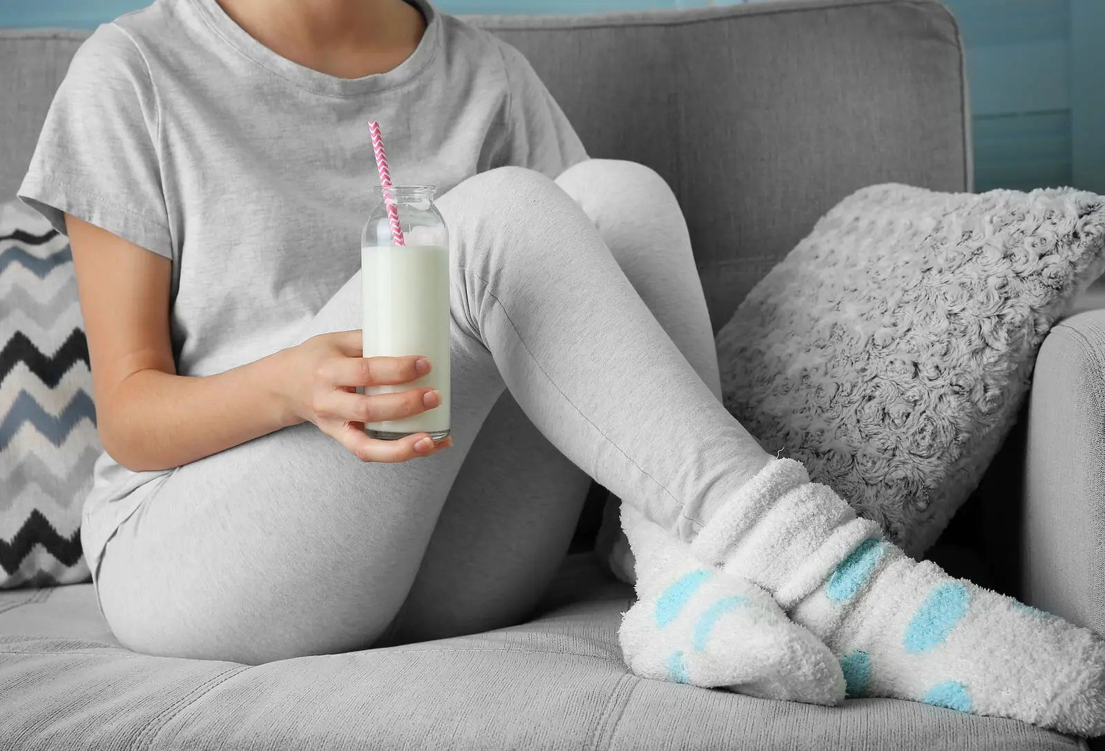 Mujer con vaso de leche entera.