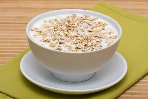 Bebidas naturales que te ayudarán a combatir los problemas de sueño: avena