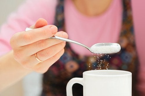 Peores ingredientes que puedes añadir a tu café: azúcar en exceso