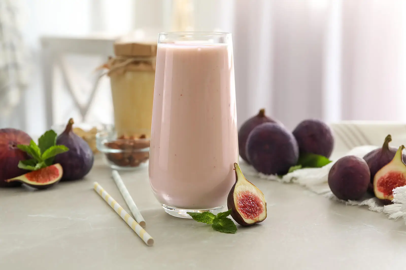 Delicioso batido de higos con fresas y leche de almendras.