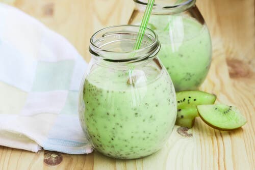 Batido de kéfir, kiwi y chía para regular el intestino