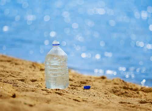 botella de plástico en la playa