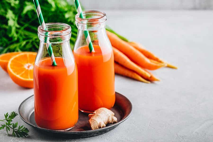 Botellas con jugo de zanahoria y jengibre