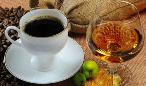Peores ingredientes que puedes añadir a tu café: alcohol