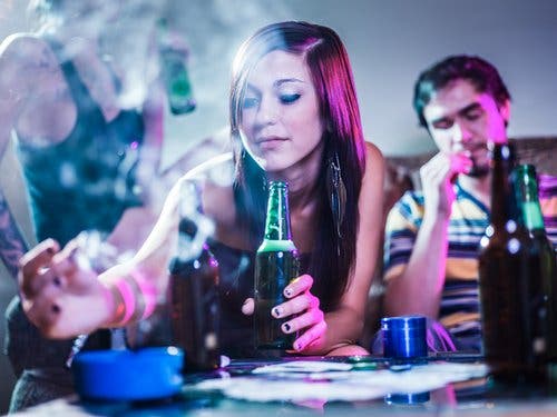 chica bebiendo y fumando (2)