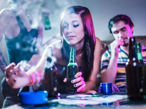 chica bebiendo y fumando (2)