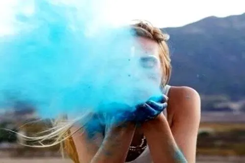 chica-soplando-arena-azul