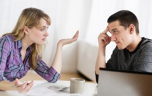 Pareja hablando: estás saliendo con un narcisista