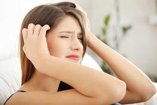 mujer con dolor de cabeza por estrés