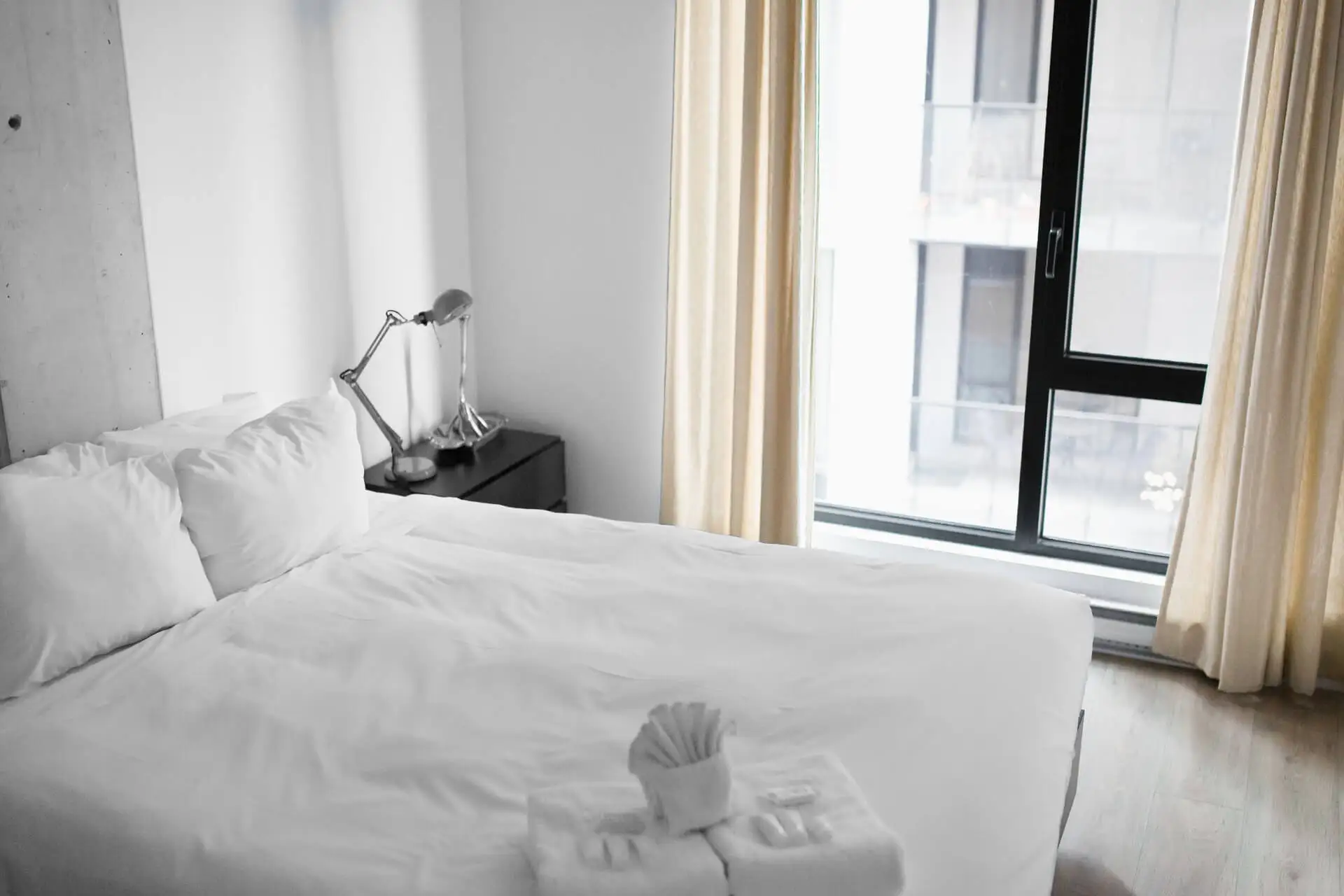 Dormitorio blanco minimalista.