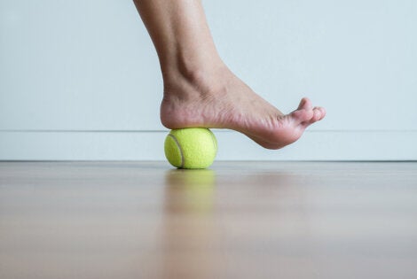 Como Calmar La Fascitis Plantar Con Una Pelota De Tenis Mejor Con Salud