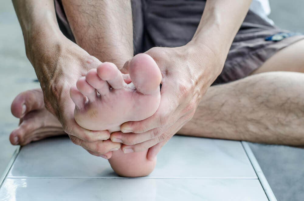 Hombre con fascitis plantar