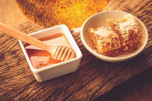 Le miel aide à refermer les pores dilatés. 