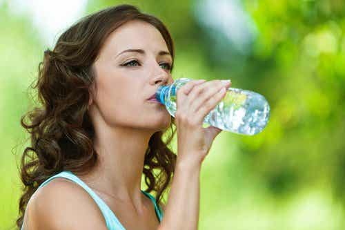 beber agua en botella de plástico