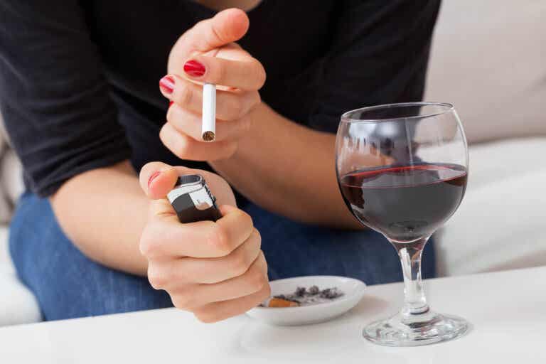 Beber y fumar: el por qué de esa “relación”