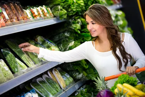 mujer comprando verduras