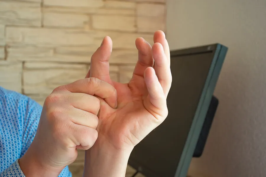 Mann hat Schmerzen in der Hand und im rechten Arm