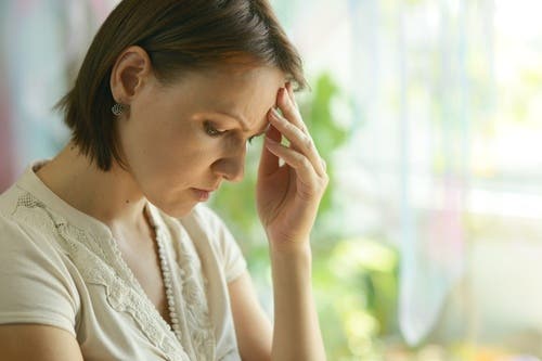 Mujer con pensamientos circulares