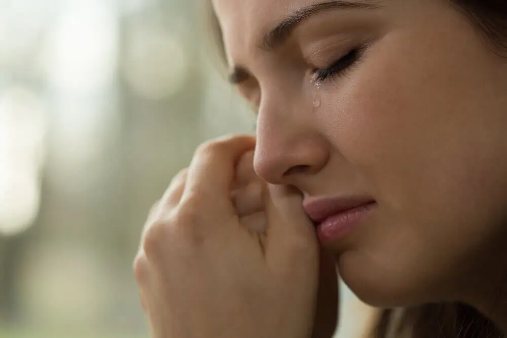 Mujer triste porque tiene síndrome del nido vacío.