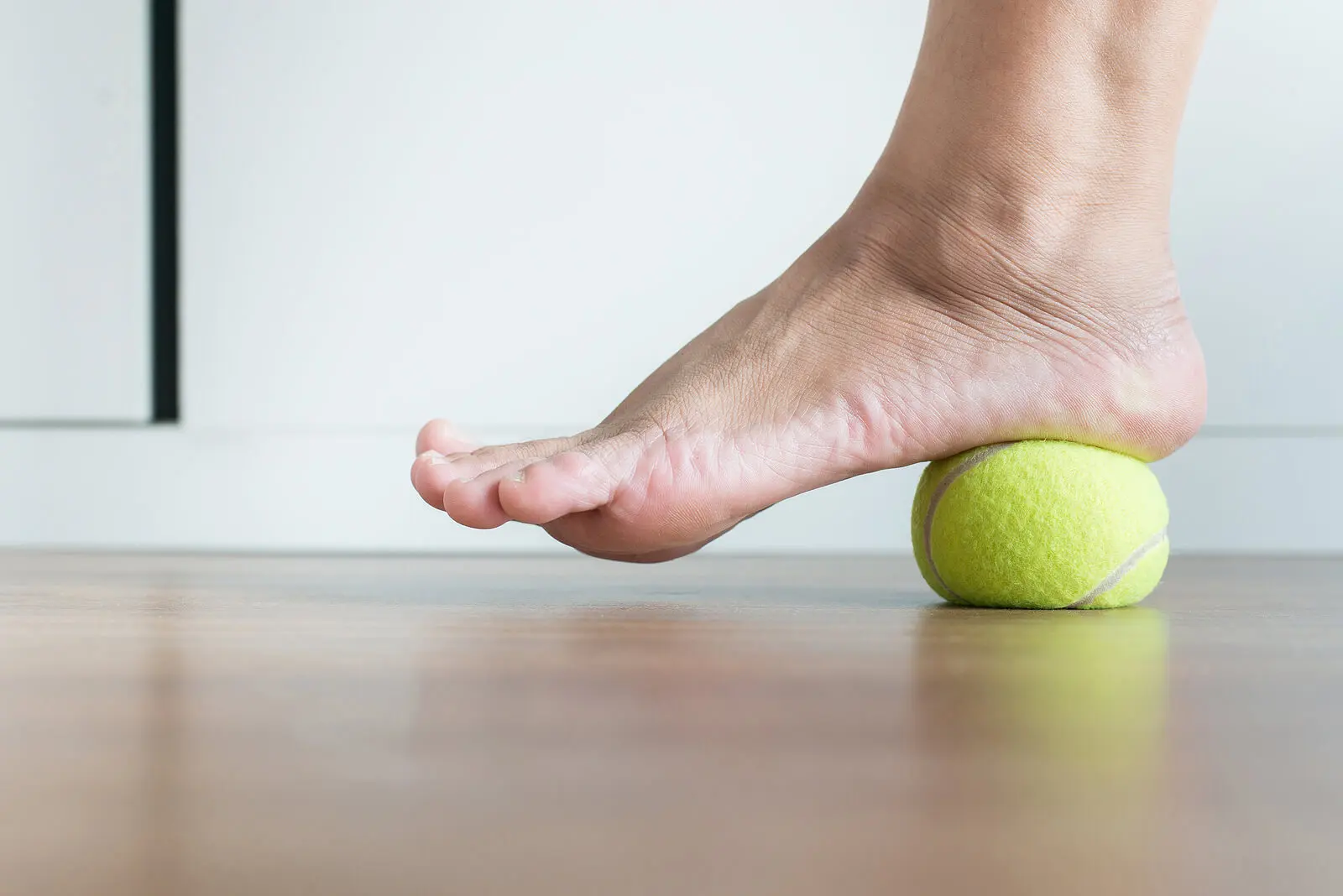 Fascitis plantar tratada en una mujer.